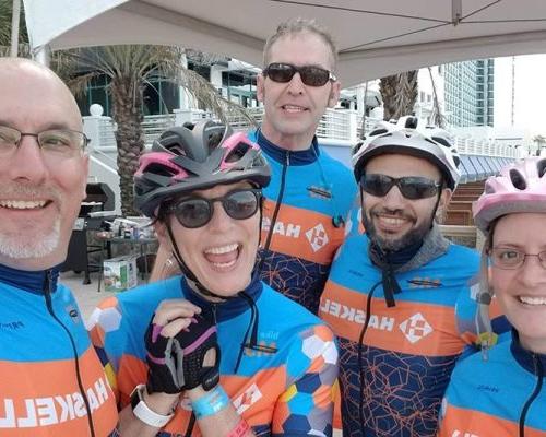 Group of 澳门足彩app team members pose in cycling gear